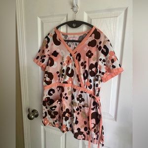 Kia size med Scrub Top